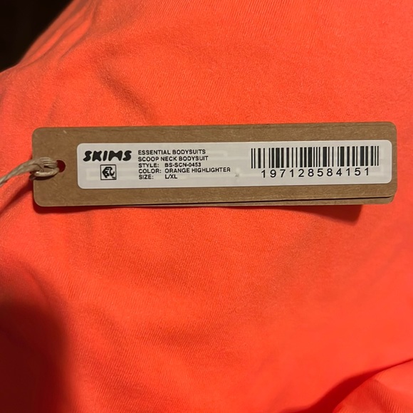 SKIMS Essential Scoop Neck Bodysuit - Picture 3 of 3